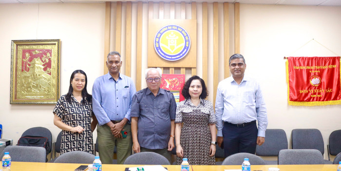 Lãnh đạo Hiệp hội Các trường đại học, cao đẳng Việt Nam và đại diện Học viện Công nghệ Ấn Độ (IIT) chụp ảnh lưu niệm sau buổi làm việc. Ảnh: DN mg-9017.jpg