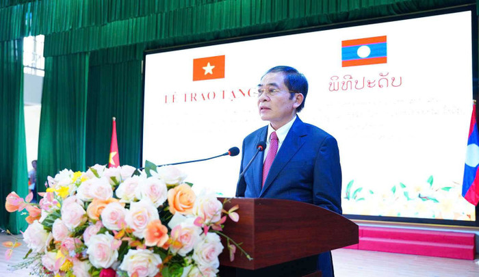 Đồng chí Khăm Pheng Xay Sổm Pheng - Ủy viên Ban Chấp hành Trung ương Đảng Nhân dân Cách mạng Lào, Bí thư Tỉnh ủy, Tỉnh trưởng tỉnh Hủa Phăn phát biểu tại Lễ trao tặng. Đồng chí Khăm Pheng Xay Sổm Pheng - Ủy viên Ban Chấp hành Trung ương Đảng Nhân dân Cách mạng Lào, Bí thư Tỉnh ủy, Tỉnh trưởng tỉnh Hủa Phăn phát biểu tại Lễ trao tặng.