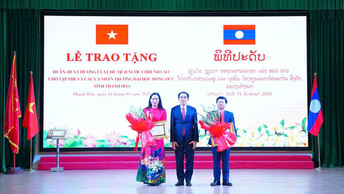 Đồng chí Khăm Pheng Xay Sổm Pheng - Ủy viên Ban Chấp hành Trung ương Đảng Nhân dân Cách mạng Lào, Bí thư Tỉnh ủy, Tỉnh trưởng tỉnh Hủa Phăn trao tặng Huân chương Lao động hạng III cho Tiến sĩ Hoàng Nam - Nguyên Bí thư Đảng ủy, nguyên Quyền Hiệu trưởng và Phó Giáo sư, Tiến sĩ Hoàng Thị Mai - Phó Hiệu trưởng Nhà trường Đồng chí Khăm Pheng Xay Sổm Pheng - Ủy viên Ban Chấp hành Trung ương Đảng Nhân dân Cách mạng Lào, Bí thư Tỉnh ủy, Tỉnh trưởng tỉnh Hủa Phăn trao tặng Huân chương Lao động hạng III cho Tiến sĩ Hoàng Nam - Nguyên Bí thư Đảng ủy, nguyên Quyền Hiệu trưởng và Phó Giáo sư, Tiến sĩ Hoàng Thị Mai - Phó Hiệu trưởng Nhà trường