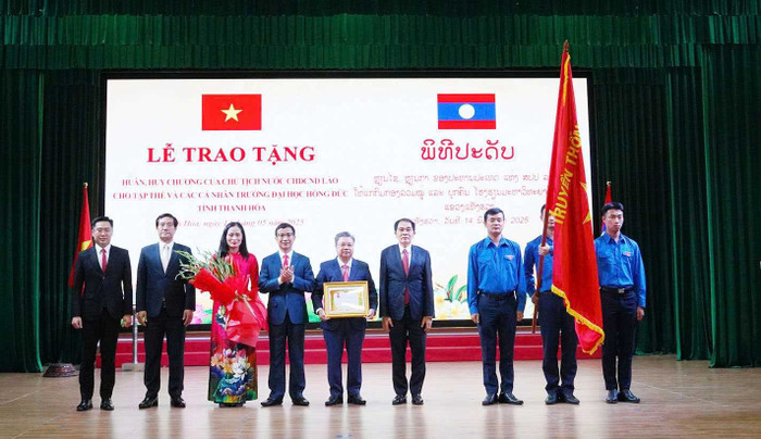 Đồng chí Khăm Pheng Xay Sổm Pheng - Ủy viên Ban Chấp hành Trung ương Đảng Nhân dân Cách mạng Lào, Bí thư Tỉnh ủy, Tỉnh trưởng tỉnh Hủa Phăn trao tặng Huân chương Hữu nghị của Chủ tịch nước Cộng hòa Dân chủ Nhân dân Lào, cho Trường Đại học Hồng Đức Đồng chí Khăm Pheng Xay Sổm Pheng - Ủy viên Ban Chấp hành Trung ương Đảng Nhân dân Cách mạng Lào, Bí thư Tỉnh ủy, Tỉnh trưởng tỉnh Hủa Phăn trao tặng Huân chương Hữu nghị của Chủ tịch nước Cộng hòa Dân chủ Nhân dân Lào, cho Trường Đại học Hồng Đức