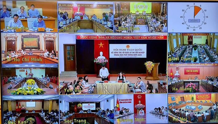 Lãnh đạo tỉnh Yên Bái trao đổi tại hội nghị Lãnh đạo tỉnh Yên Bái trao đổi tại hội nghị