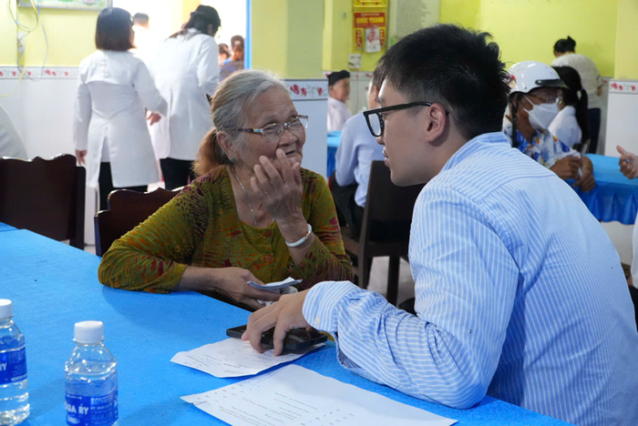 Giảng viên, sinh viên Trường Đại học Y Dược Thành phố Hồ Chí Minh tham gia hoạt động khám, phát thuốc miễn phí cho bà con có hoàn cảnh khó khăn tại xã Cần Đước, tỉnh Tây Ninh (tháng 9/2025). Ảnh: website nhà trường Giảng viên, sinh viên Trường Đại học Y Dược Thành phố Hồ Chí Minh tham gia hoạt động khám, phát thuốc miễn phí cho bà con có hoàn cảnh khó khăn tại xã Cần Đước, tỉnh Tây Ninh (tháng 9/2025). Ảnh: website nhà trường
