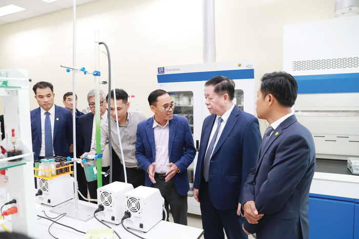 Trưởng Ban Tuyên giáoTrung ương (nay là Trưởng Ban Tuyên giáo và Dân vận Trung ương) Nguyễn Trọng Nghĩa đến thăm giảng viên, nhà khoa học, sinh viên Đại học Quốc gia Hà Nội nhân Kỷ niệm Ngày Nhà giáo Việt Nam 20/11/2023. Ảnh: VNU vnu-10-thanh-tuu-su-kien-2023-06-2.jpg