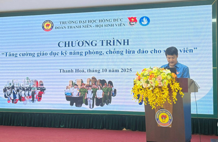Trường Đại học Hồng Đức tổ chức chương trình “Tăng cường giáo dục kỹ năng phòng, chống lừa đảo cho sinh viên”. Ảnh: HDU