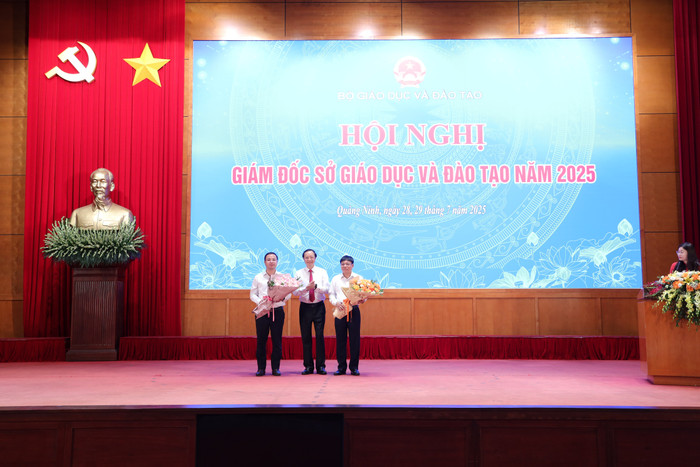 Thứ trưởng Phạm Ngọc Thưởng trao Bằng khen của Bộ trưởng Bộ Giáo dục và Đào tạo cho 33 nguyên Giám đốc Sở Giáo dục và Đào tạo. Ảnh: Trần Hiệp img-1464.jpg