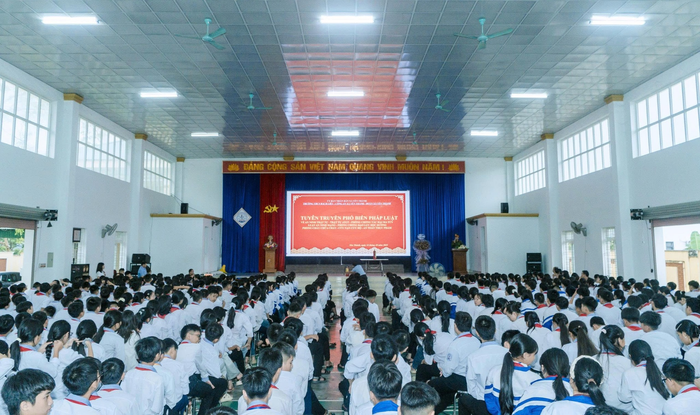 Học sinh tham gia hoạt động tuyên truyền phổ biến pháp luật.