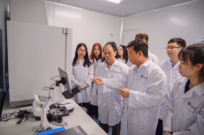 Các thành viên “Nhóm nghiên cứu liên ngành về Y sinh và Sức khoẻ” cảu Trường Quốc tế, Đại học Quốc gia Hà Nội. Ảnh: VNU