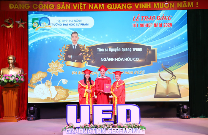 Phó Giáo sư, Tiến sĩ Võ Văn Minh và Phó Giáo sư, Tiến sĩ Nguyễn Thị Trâm Anh trao bằng và kỷ niệm chương cho tân tiến sĩ. Phó Giáo sư, Tiến sĩ Võ Văn Minh và Phó Giáo sư, Tiến sĩ Nguyễn Thị Trâm Anh trao bằng và kỷ niệm chương cho tân tiến sĩ.
