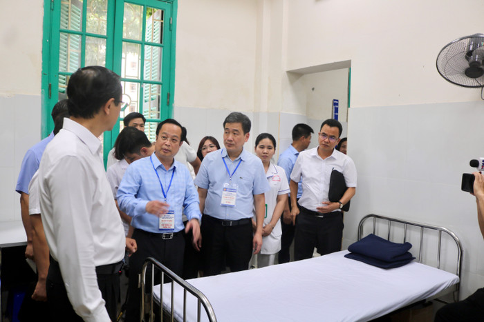 Đoàn công tác kiểm tra phòng y tế tại điểm thi Trường Trung học cơ sở Trưng Vương. Ảnh: Doãn Nhàn img-9234.jpg
