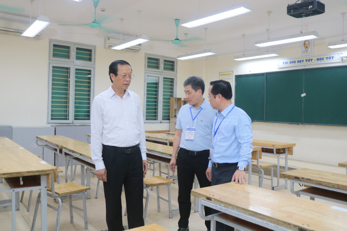 Thứ trưởng Phạm Ngọc Thưởng kiểm tra phòng thi tại điểm thi Trường Trung học cơ sở Trưng Vương. Ảnh: Doãn Nhàn img-9246.jpg