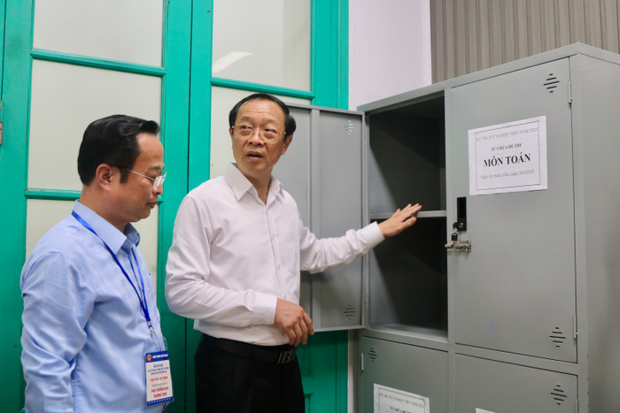 Thứ trưởng Phạm Ngọc Thưởng kiểm tra khu vực đựng đề thi. Ảnh: Doãn Nhàn img-9273.jpg