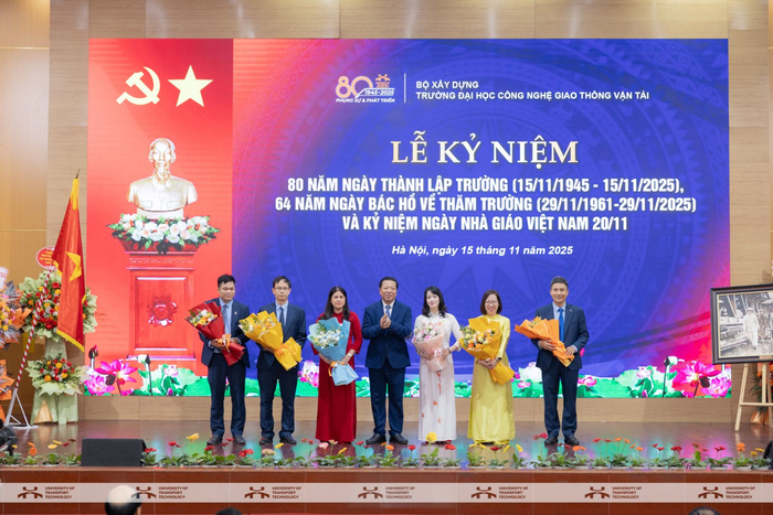 Bộ trưởng Bộ Xây dựng Trần Hồng Minh tặng hoa chúc mừng 6 giảng viên Trường Đại học Công nghệ Giao thông vận tải được công nhận chức danh phó giáo sư năm 2025. Ảnh: UTT