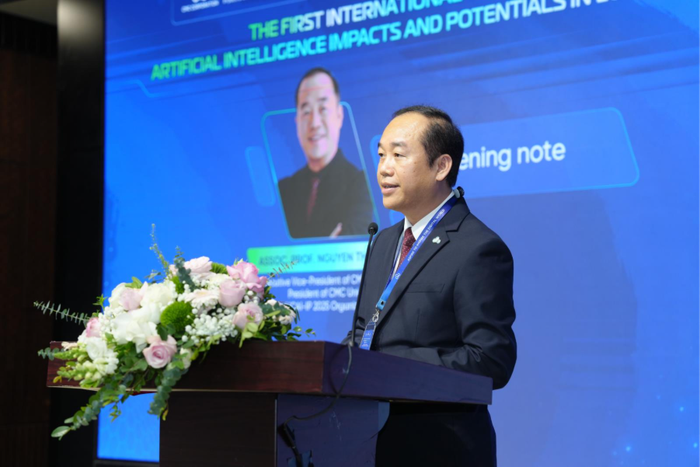 Phó Giáo sư, Tiến sĩ Nguyễn Thanh Tùng, Phó Chủ tịch VP Tập đoàn CMC, Hiệu trưởng Trường Đại học CMC phát biểu đề dẫn hội nghị