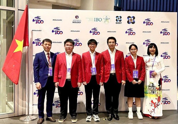 Đội tuyển IBO 2025 (từ trái sang phải): Phó Giáo sư, Tiến sĩ Đinh Đoàn Long, Trưởng đoàn; em Nguyễn Lương Thái Duy (Huy chương Vàng); Em Nguyễn Hữu Thành (Huy chương Bạc); Em Bùi Hoàng Đại Dương (Huy chương Bạc); Em Lê Hoàng Kiều Anh (Huy chương Đồng); Phó Giáo sư, Tiến sĩ Lê Thị Phương Hoa, Phó Trưởng đoàn. z6844532804471-879c557c2119848992962402fec766fb.jpg