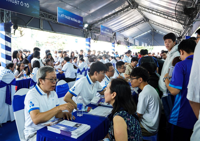 Hoạt động tư vấn tại Ngày hội Tư vấn Tuyển sinh - Hướng nghiệp năm 2026 được tổ chức tại Trường Đại học Bách khoa - Đại học Quốc gia Thành phố Hồ Chí Minh (cơ sở 268 Lý Thường Kiệt). Ảnh: HCMUT