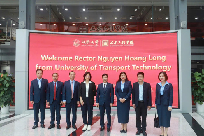 Đại diện trường Đại học Đồng Tế đón tiếp Phó Giáo sư, Tiến sĩ Nguyễn Hoàng Long và Đoàn công tác trường Đại học Công nghệ Giao thông vận tải Đại diện trường Đại học Đồng Tế đón tiếp Phó Giáo sư, Tiến sĩ Nguyễn Hoàng Long và Đoàn công tác trường Đại học Công nghệ Giao thông vận tải