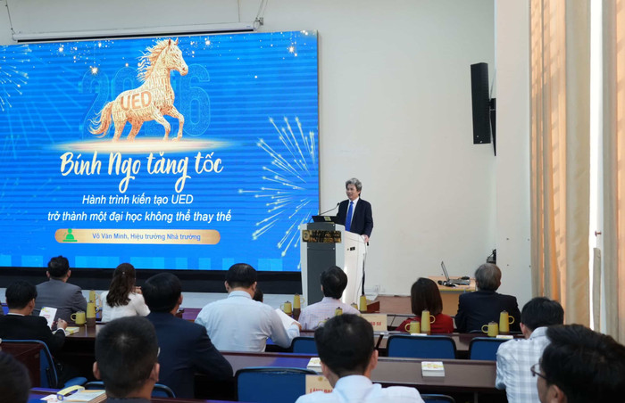 Phó Giáo sư, Tiến sĩ Võ Văn Minh - Hiệu trưởng Trường Đại học Sư phạm - Đại học Đà Nẵng với bài nói chuyện chủ đề “Bính Ngọ tăng tốc – Hành trình kiến tạo UED trở thành một đại học không thể thay thế”.