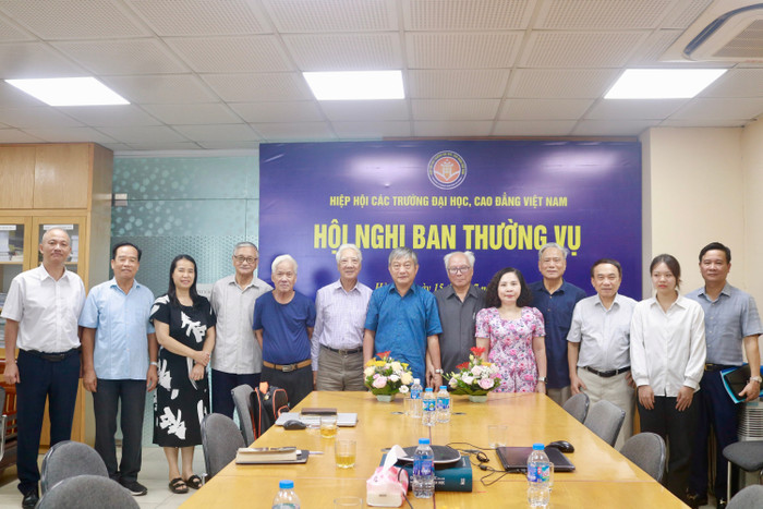 Các đại biểu tham dự trực tiếp hội nghị tại trụ sở Hiệp hội Các trường đại học, cao đẳng Việt Nam chụp ảnh lưu niệm. Ảnh: Doãn Nhàn mg-9835.jpg