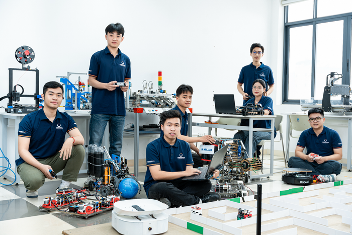 Sinh viên Đại học Phenikaa tại Phòng thực hành Robot và Trí tuệ nhân tạo