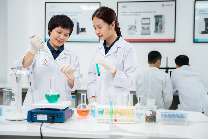 Phó Giáo sư, Tiến sĩ Ngô Thị Thu Hường đang hướng dẫn sinh viên