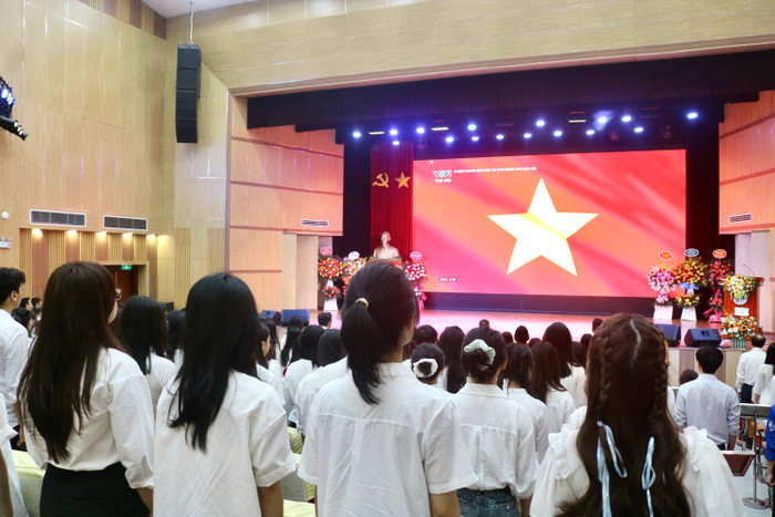 Sinh viên, giảng viên Trường Đại học Sư phạm Hà Nội thực hiện nghi thức chào cờ cùng gần 28 triệu thầy trò cả nước. Ảnh: Doãn Nhàn img-0444-3069.jpg