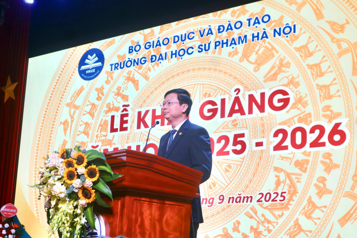 Phó Giáo sư, Tiến sĩ Nguyễn Văn Hiền - Chủ tịch Hội đồng trường Trường Đại học Sư phạm Hà Nội phát biểu tại buổi lễ. Ảnh: Doãn Nhàn img-0449-4838.jpg