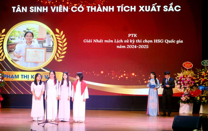 Các tân sinh viên K75 có thành tích xuất sắc trong kì tuyển sinh năm 2025 được tuyên dương tại buổi lễ. Ảnh: Doãn Nhàn img-0470.jpg
