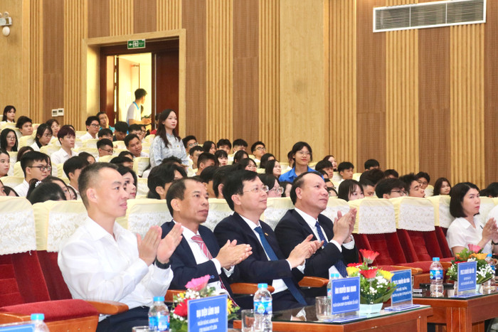Lãnh đạo Trường Đại học Sư phạm Hà Nội cùng các đại biểu tại lễ khai giảng. Ảnh: Doãn Nhàn img-0493-915.jpg