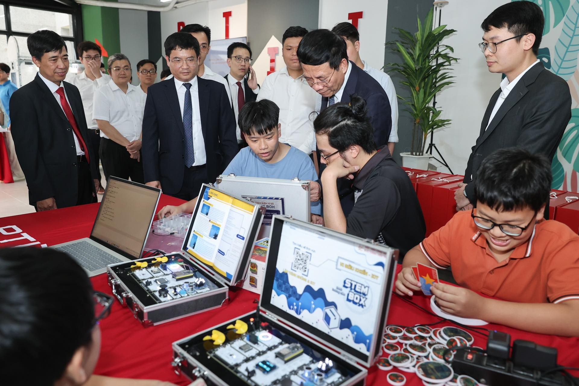Bộ trưởng Bộ Khoa học và Công nghệ Nguyễn Mạnh Hùng đến thăm và làm việc với Học viện Công nghệ Bưu chính Viễn thông vào ngày 30/5/2025. Ảnh: NTCC. 501792040-1149520400551617-7207931900778347273-n.jpg