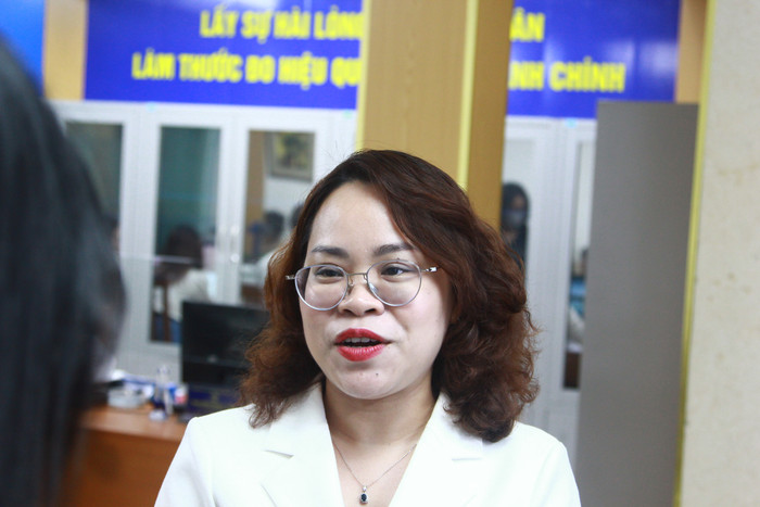 Bà Trịnh Ngọc Trâm - Phó Chủ tịch Ủy ban Nhân dân phường Cửa Nam chia sẻ về hoạt động của Điểm phục vụ hành chính công phường Cửa Nam. Ảnh: Mạnh Đoàn trung-tam-phuc-vu-hanh-chinh-cong-phuong-cua-nam-10.jpg