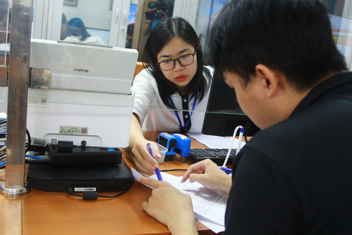 Anh Ngô Tài Nam Anh được công chức Nguyễn Thị Diệp hướng dẫn làm khai cấp Giấy xác nhận tình trạng hôn nhân. Ảnh: Mạnh Đoàn trung-tam-phuc-vu-hanh-chinh-cong-phuong-cua-nam-4.jpg