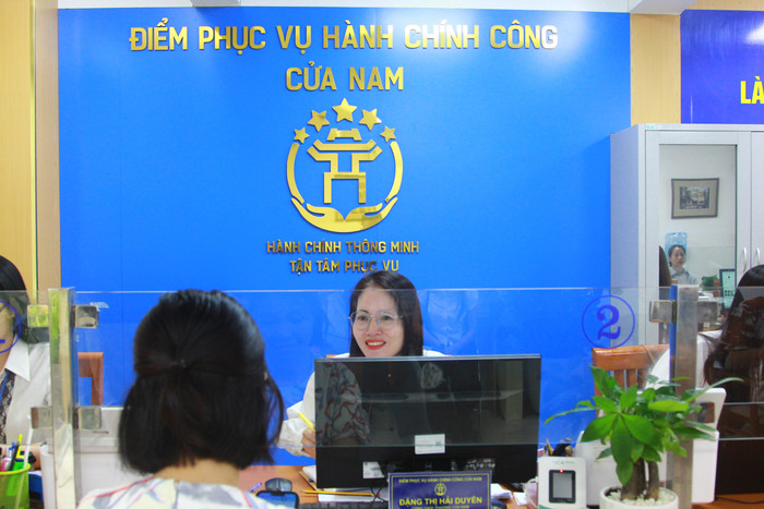 Người dân được công chức hướng dẫn các thủ tục giải quyết hồ sơ. trung-tam-phuc-vu-hanh-chinh-cong-phuong-cua-nam-6.jpg