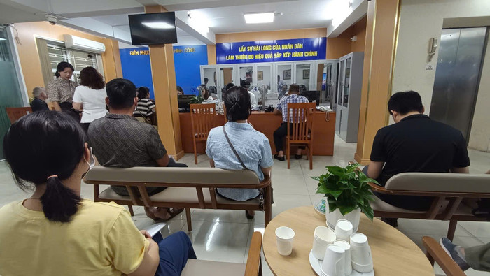 Nhiều người dân đến làm thủ tục giải quyết hồ sơ, hỏi chế độ chính sách. Ảnh: Mạnh Đoàn trung-tam-phuc-vu-hanh-chinh-cong-phuong-cua-nam-133.jpg