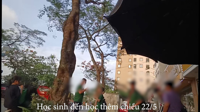 Một tốp học sinh Trường Trung học cơ sở Giang Biên đến học thêm vào chiều 22/5. hoc-sinh-thcs-giang-bien-hoc-them3.jpg