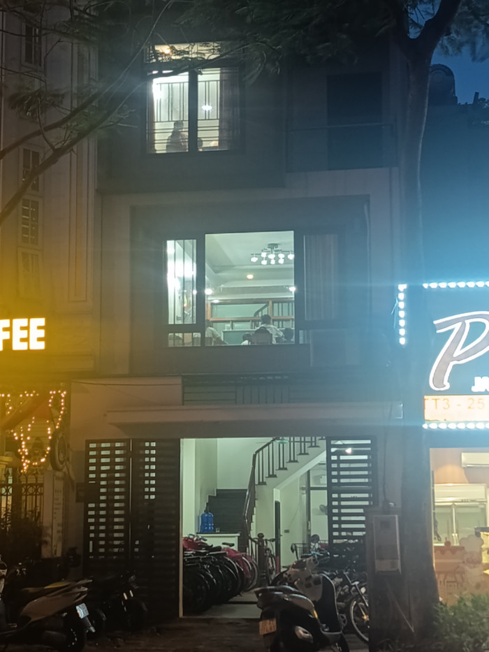 Đứng ở phía ngoài đường, có thể nhìn thấy rõ học sinh đang học ở tầng 2 và tầng 3. hoc-sinh-thcs-giang-bien-hoc-them4.jpg
