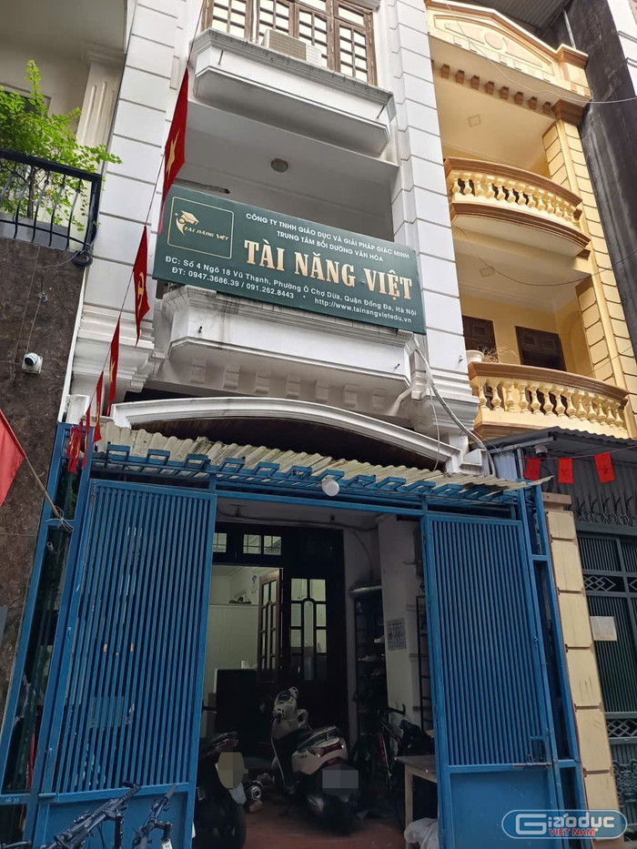 Tại tầng 1 của Trung tâm bồi dưỡng văn hóa Tài năng Việt, ngoài cổng là nơi để xe của giáo viên. Phía bên trong có một phòng học được quây kín. Tại tầng 1 của Trung tâm bồi dưỡng văn hóa Tài năng Việt, ngoài cổng là nơi để xe của giáo viên. Phía bên trong có một phòng học được quây kín.
