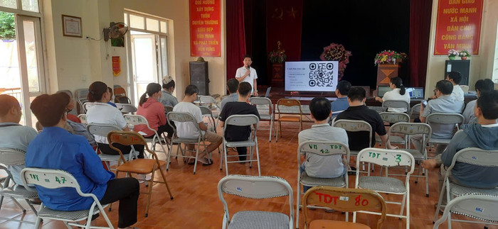 Cán bộ xã Hồng Vân tuyên truyền về chuyển đổi số đến người dân thôn Duyên Trường. Ảnh: NVCC chuyen-doi-so-tai-xa-hong-van-2-492.jpg