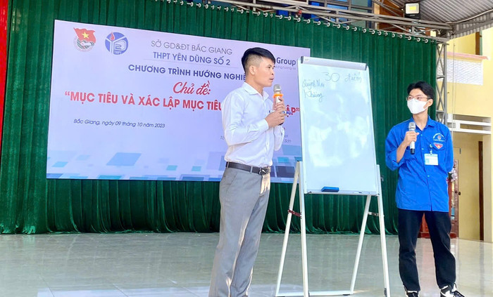 Ông Hà Đình Sơn tham gia chương trình hướng nghiệp cho học sinh Trường Trung học phổ thông Yên Dũng. Trước đây, ông từng làm hiệu trưởng một số trường trung học phổ thông trên địa bàn tỉnh Bắc Giang. Ảnh: NVCC ong-ha-dinh-son.jpg