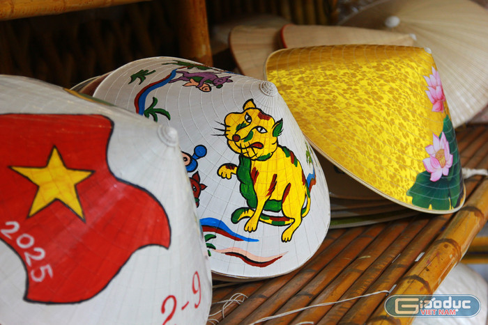 Những chiếc nón với mẫu mã đa dạng bắt mắt. Ảnh: Mạnh Đoàn gdvn-nghe-nhan-lang-chuong-lam-non-le-van-tuy-4.jpg