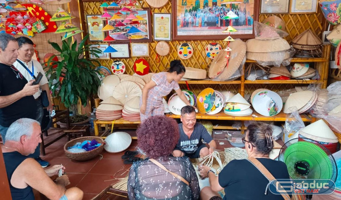Nghệ nhân Lê Văn Tuy giới thiệu nguyên liệu làm nón. Ảnh: Mạnh Đoàn gdvn-nghe-nhan-lang-chuong-lam-non-le-van-tuy-23.jpg