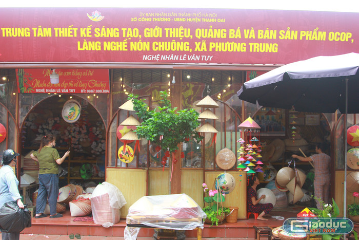 Gian hàng trưng bày, giới thiệu thiệu sản phẩm nón của gia đình nghệ nhân Lê Văn Tuy. Ảnh: Mạnh Đoàn gdvn-nghe-nhan-lang-chuong-lam-non-le-van-tuy-6.jpg