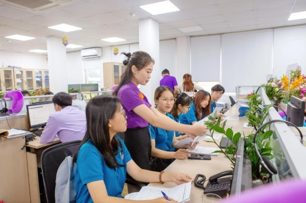 Sinh viên ngành Kế Toán của Trường Đại học Công nghệ Đông Á thực tập tại ngân hàng TP Bank. tuyen-sinh-nganh-ke-toan-truong-dai-hoc-cong-nghe-dong-a-3.jpg