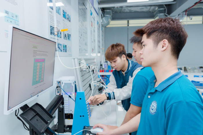 sinh-vien-ky-thuat-eaut-thuc-tap-1.jpg