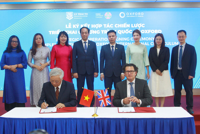 Ông Đào Ngọc Thanh và ông Matthew Davidson – Giám đốc Chương trình học thuật và Tiểu học quốc tế, Nhà xuất bản Đại học Oxford ký kết biên bản ghi nhớ hợp tác giữa hai đơn vị. (Ảnh: Mạnh Đoàn) he-thong-giao-duc-ly-thai-to-12.jpg