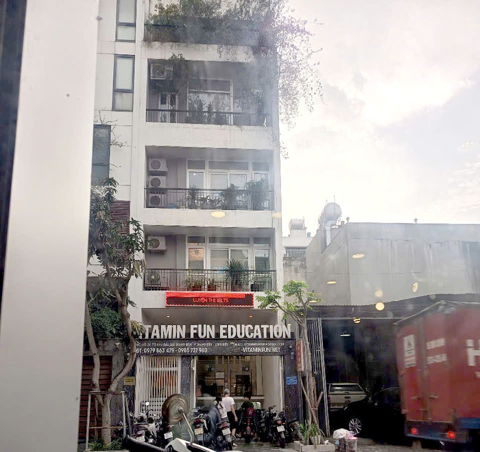 Nhân viên bảo vệ phụ trách trông coi phương tiện cho học sinh đến học thêm. Tại thời điểm hơn 17h30 ngày 21/5, có 2 lớp học thêm mở đèn ở tầng 2 và tầng 3. vitamin-fun-education.jpg