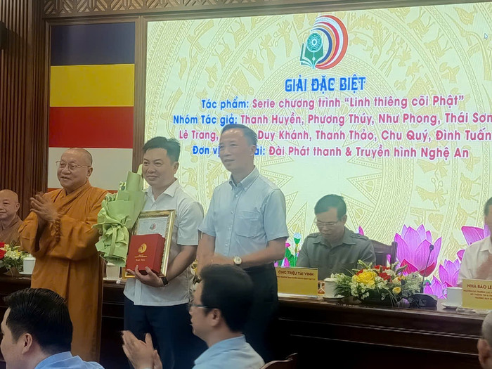 Trao thưởng Giải đặc biệt cho serie (12 tập) chương trình "Linh thiêng cõi Phật" của nhóm tác giả thuộc Đài phát thanh và Truyền hình Nghệ An. Trao thưởng Giải đặc biệt cho serie (12 tập) chương trình "Linh thiêng cõi Phật" của nhóm tác giả thuộc Đài phát thanh và Truyền hình Nghệ An.