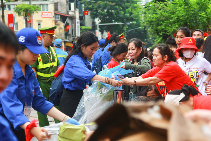Sau khi buổi Tổng duyệt kết thúc, các bạn sinh viên tình nguyện đã mang túi đi thu gom rác. Ảnh: Mạnh Đoàn tong-duyet-308-a80-11.jpg