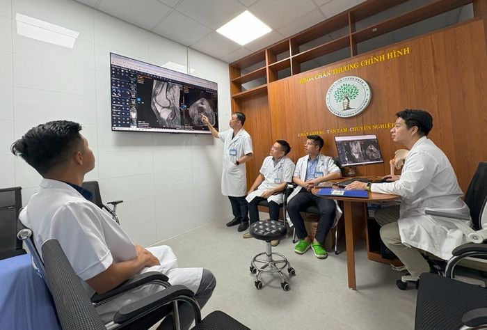 Thạc sĩ Phan Minh Trung sử dụng phần mềm chẩn đoán hình ảnh lên kế hoạch trước mổ cho bệnh nhân. Ảnh: NVCC khoa-chan-thuong-chinh-hinh-benh-vien-thanh-nhan23.jpg