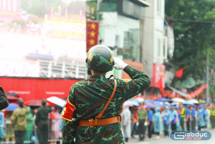 Khi thực hiện nghi lễ Chào cờ, thời tiết Hà Nội có mưa lác đác. Ảnh: Mạnh Đoàn gdvn-tong-duyet-a80-2.jpg
