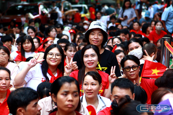 Gia đình chị Trần Thị Nga và em gái (trú tại xã Thường Tín, Hà Nội) cảm thấy hạnh phúc và tự hào khi được đến xem Tổng duyệt A80. Ảnh: Mạnh Đoàn gdvn-tong-duyet-a80.jpg